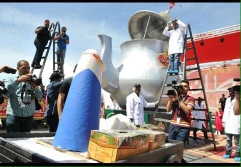 3DNkRHZqq2nGLTf's tweet photo. طقوس خاصة لتحضير الشاي المغربي. 
#أكبر براد اتاي؛ وقالب السكر فالعالم!
#المغرب عادات وتقاليد% #لا_لسرقة_تراث_المغرب https://t.co/QpfjiSJ3c6