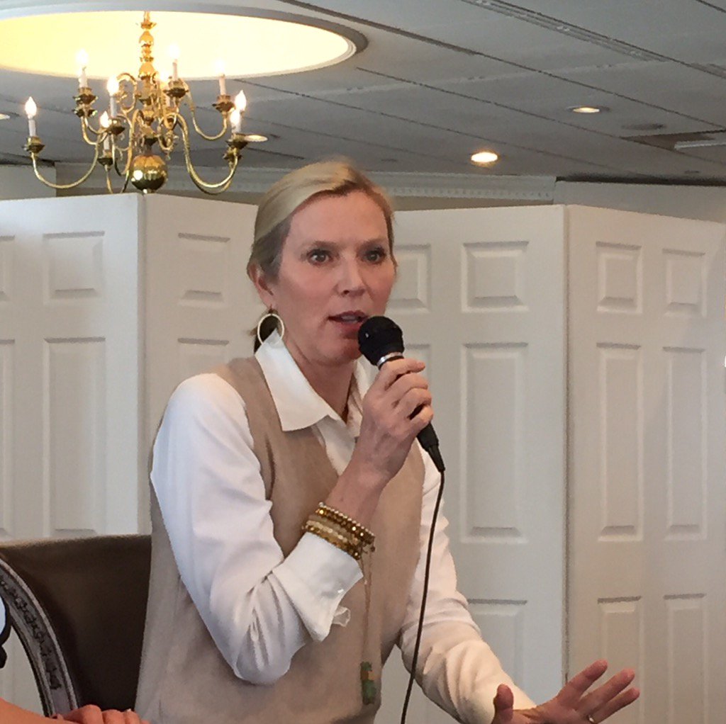 AnnabelMonaghan's tweet photo. Got to hear @LeeMWoodruff speak about getting through change at the Westchester @RoomtoRead lunch #damnshelooksgood https://t.co/unYNVfcJtn