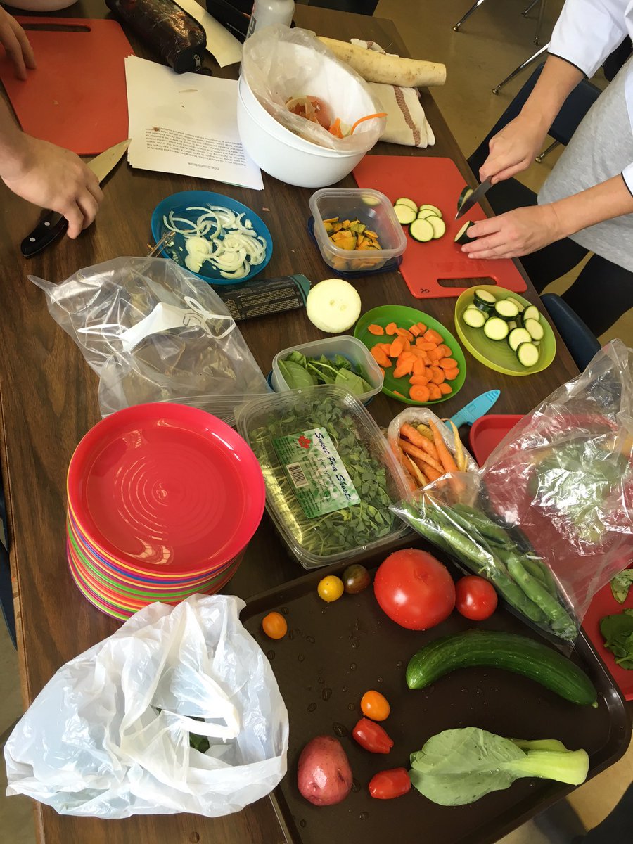Never too early to teach #healthyliving #growingchefs #vegetables <a href="/OslerElementary/">Osler Elementary</a> <a href="/growingchefsBC/">Growing Chefs</a> #VSB39