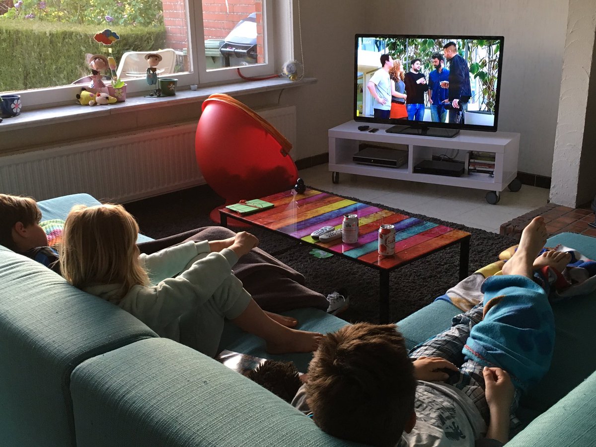 Sofietze's tweet photo. Geboeid kinderpubliek kijkt nr reportage over #kindermarketing in #overeten op @een! #helden https://t.co/Aq3PSqbL9X