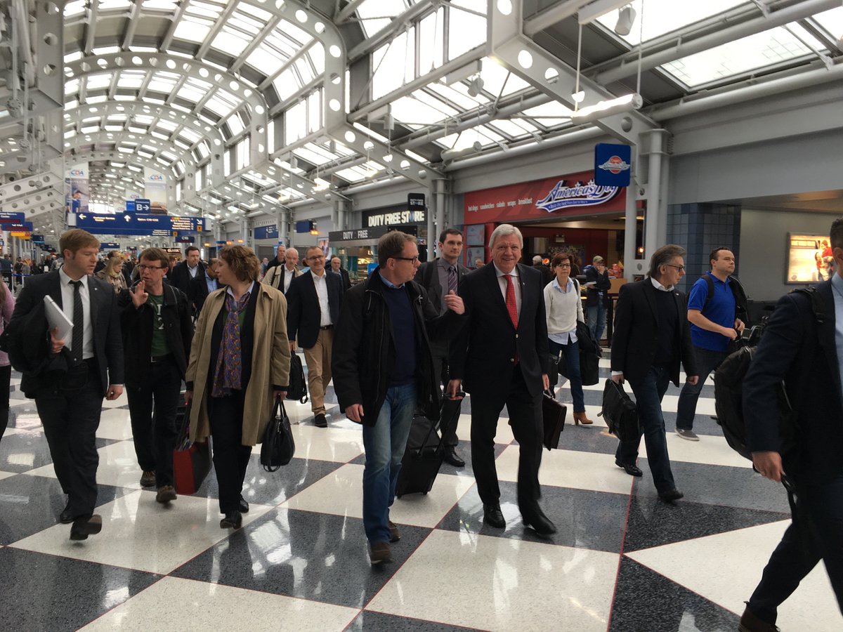 Se_Rust's tweet photo. USA-Delegationsreise: Triebwerke im Flieger nach #SanFrancisco kaputt. Jetzt erst mal auf ein neues Flugzeug warten. https://t.co/Bui9Egz7o6