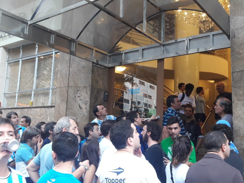 Los hinchas de Racing en el hotel Normandy en Belo Horizonte.