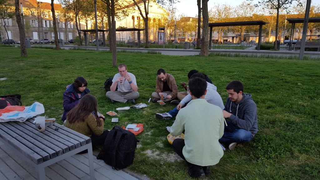 EGabECM's tweet photo. L'équipe de @EGabECM au repos pour son premier repas #CDRECM #cdr2016  @CentraleMars https://t.co/IqSuHxo1EL