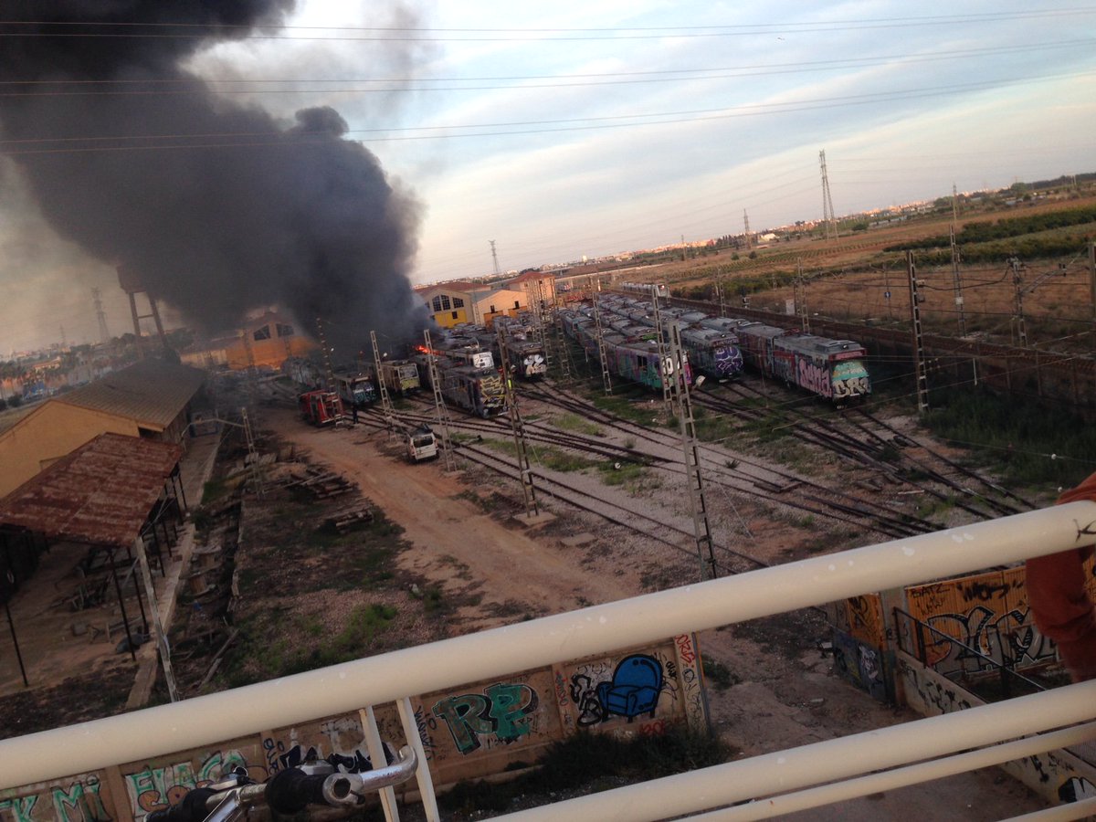 Incendio en los talleres de Metrovalencia en Torrent lasprovincias.es/comunitat/2016…