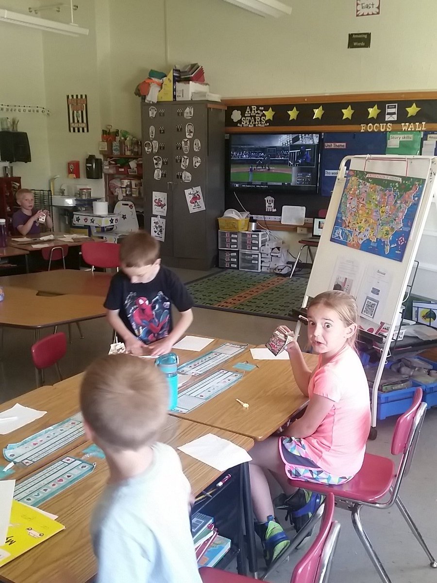 Finest1stGrade's tweet photo. Watching the @Royals during snack time! #NHSTigerPride https://t.co/FzbPCNV8xx