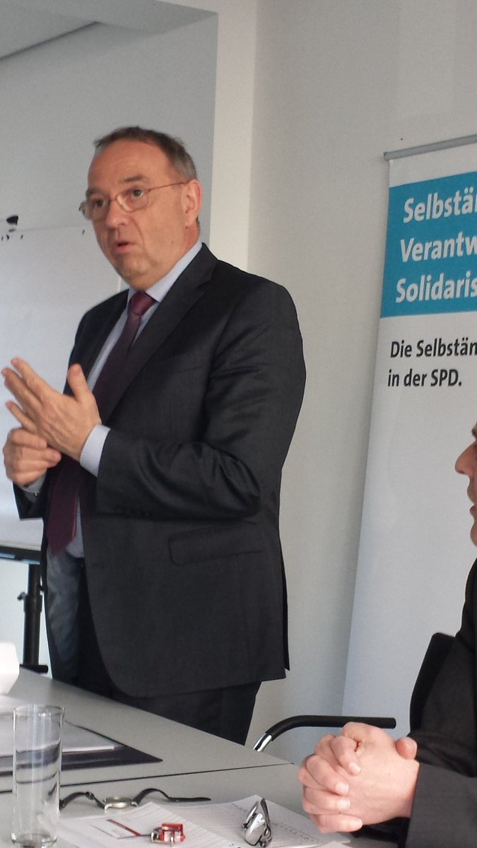 AgsBottrop's tweet photo. Zu Gast bei der AGS Köln. Finanzminister Norbert Walter-Borjans spricht über den Strukturwandel. https://t.co/hJA5lMGobh