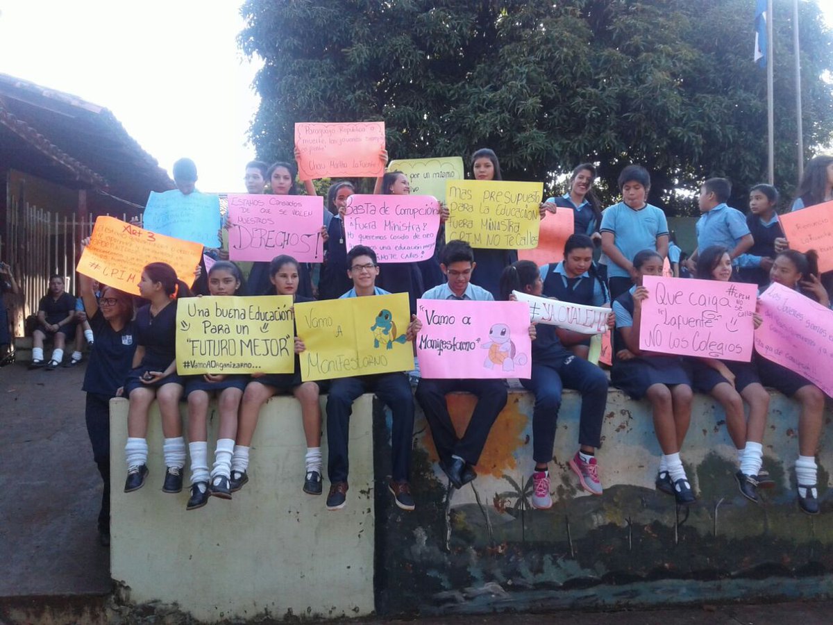 npyoficial's tweet photo. Alumnos del Col. Primer Intendente Municipal de Ciudad del Este se suman a protesta con una sentata. #TomaDeColegios https://t.co/0GXT5xK69g