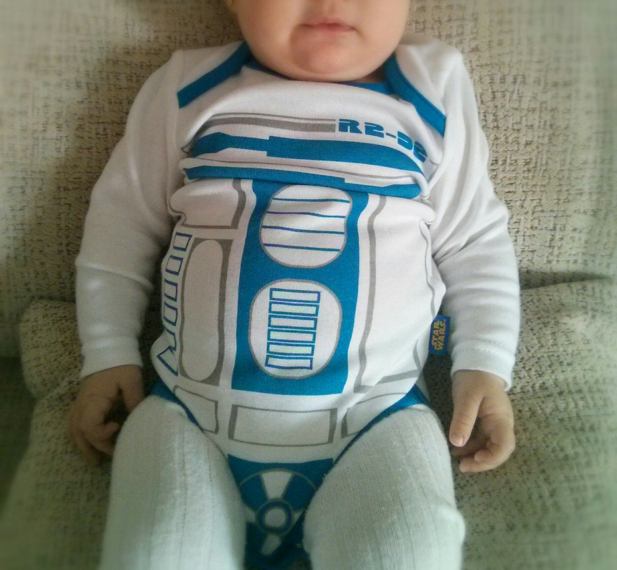 Penny_BBT's tweet photo. Mi muñequita linda vestida para la ocasión #MayThe4thBeWithYou #YoSoyTuMadre  😍😍😍😍 https://t.co/9KfHMw2C6P