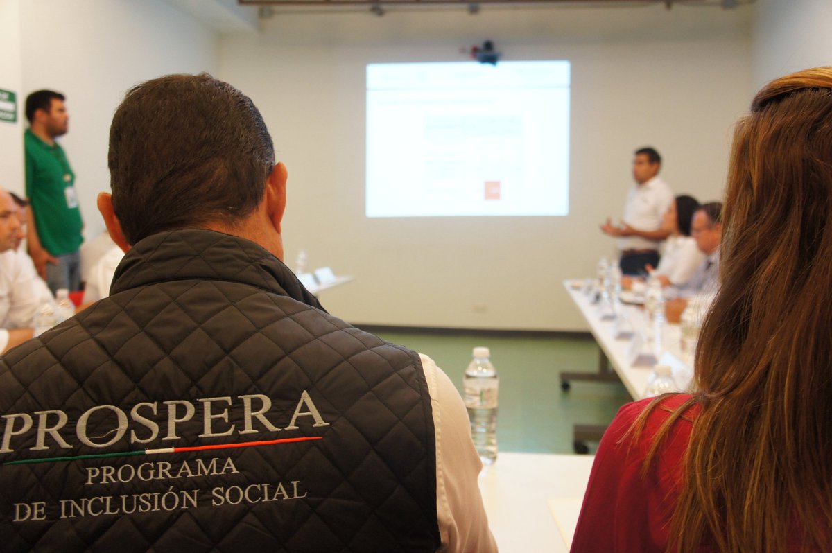 RobertoChavez_L's tweet photo. Dando lectura de los indicadores del programa #PROSPERABCS  a los sectores #CTE.PROSPERA.BCS https://t.co/uhJzJbssG3
