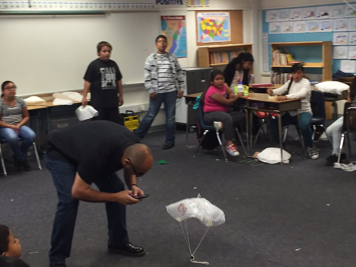 RobertCastle57's tweet photo. Mr. Ortiz' parachuters in action! https://t.co/mIKgiUCt0L