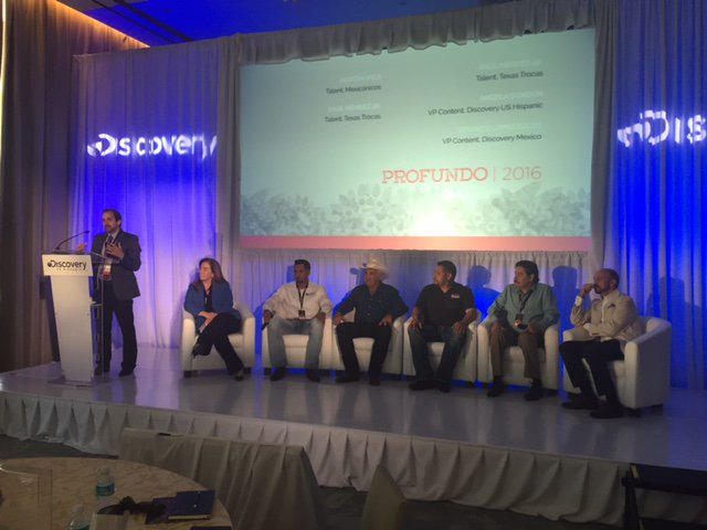 DiscoveryenESP's tweet photo. Texas Trocas and Mexicanicos together in the #profundo16 Summit in Mexico City! https://t.co/3Evh9BJgKK