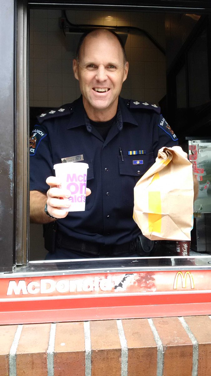 <a href="/SaanichPD/">MDRV5000</a> Inspector helping out at #mchappyday service with a smile. #yyj