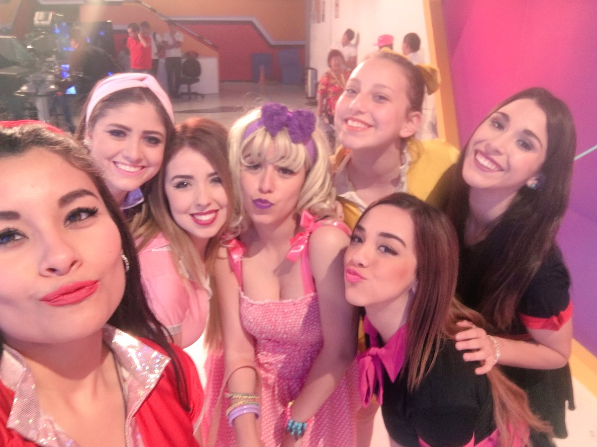 keeeeiry's tweet photo. Las niñas bien 💁🏼🍓 @angiieewood @KelyAlv @zule_dsierra @majocavazos1 @LilyRamos3 @MelanieAglae @_danielherrera https://t.co/oJPJ7W4Odb