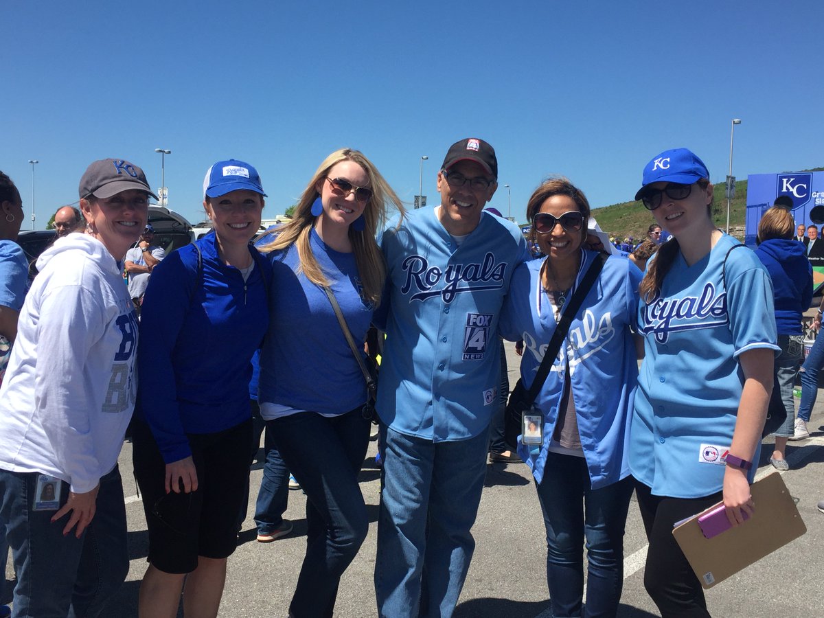 JillEltiste's tweet photo. Ts enjoyed meeting @fox4kc celebrities at #schooldayatthek @KBElementary #lpsleads #kbcougars https://t.co/kgSVvqvnyJ