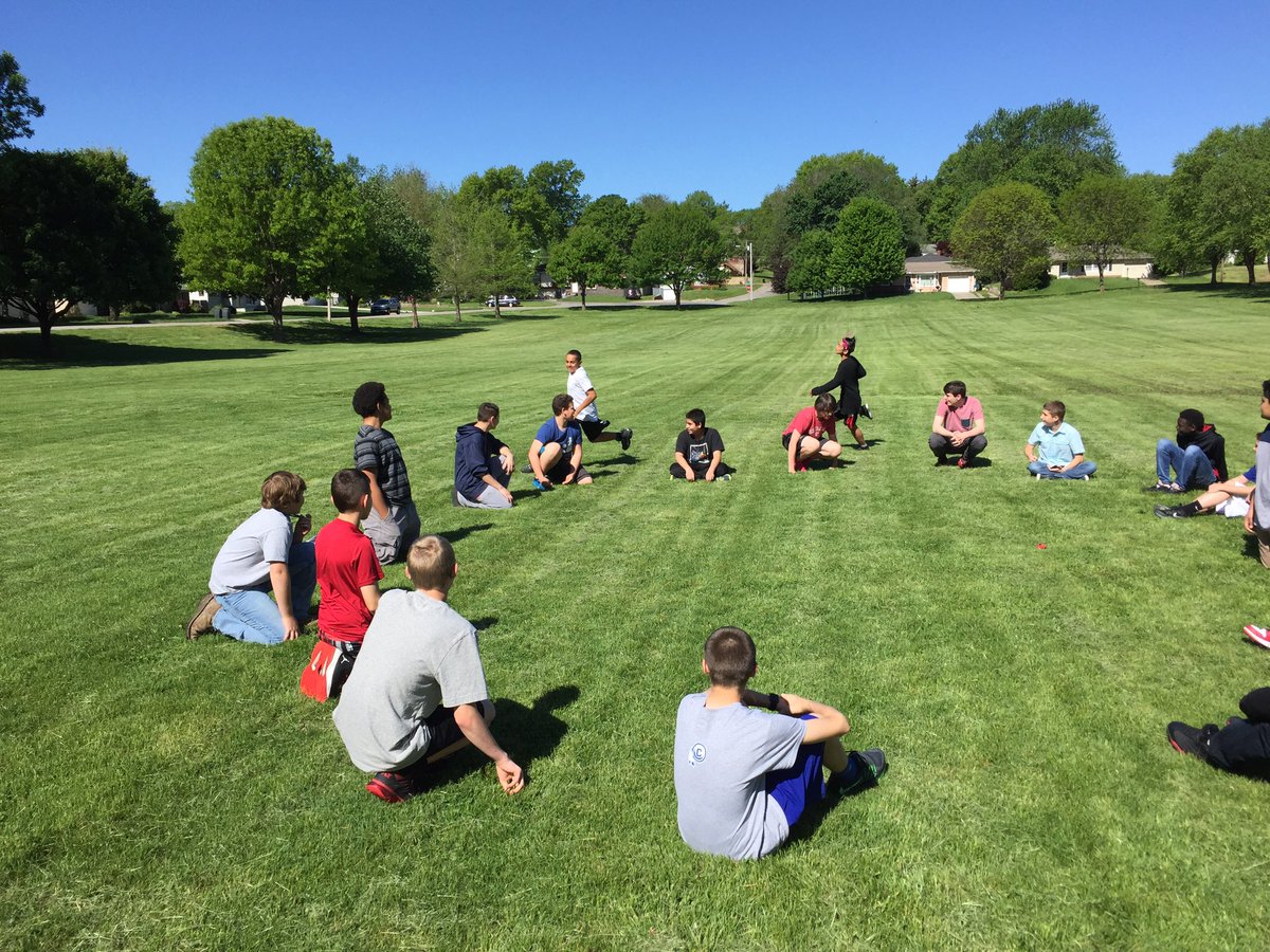 dstrasser123's tweet photo. Playing And1 & duck duck goose for a fun outside Patriot Time today w 7th graders! @AlexEtris #BodeShare πβοΈ https://t.co/uCfZGnYsoW