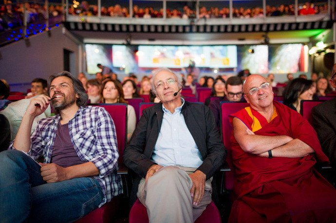 L214's tweet photo. La conférence de @PeterSinger, @MatthieuRicard et @CaronAymericoff à Paris est en ligne!
https://t.co/DZbfBEMwuS https://t.co/PbltExUhyO