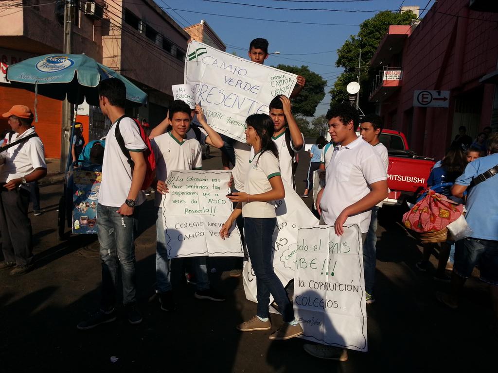 CrisDominguezPY's tweet photo. #TomaDeColegios @RedEnredate apoyando a los estudiantes exigiendo mejoras en la educación. https://t.co/Oos8KI8F2y