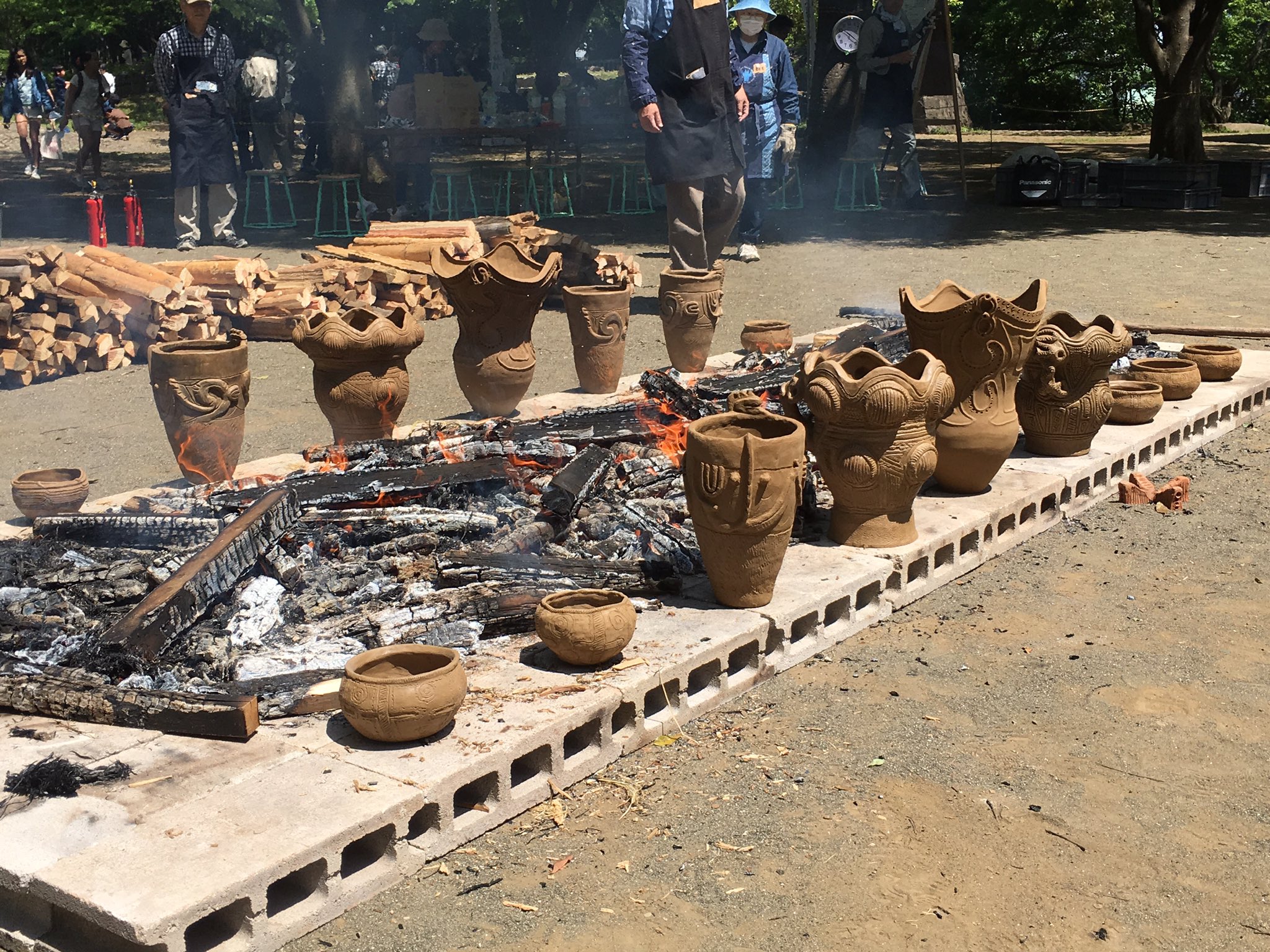 横浜市歴史博物館 横浜縄文土器づくりの会の作品です おき火の周りで徐々に土器の温度をあげていきます 直火にすぐにはいれないのです 野焼き 大塚遺跡まつり センター北 横浜歴博 大塚歳勝土遺跡公園 T Co O0i0ramg2x Twitter