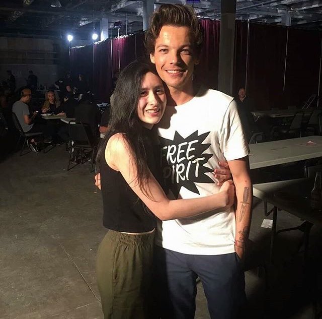 1DreamWork's tweet photo. Louis el día de ayer 03/05 en LA con una fan.

-Zquad💘 https://t.co/EZQ91pdgse