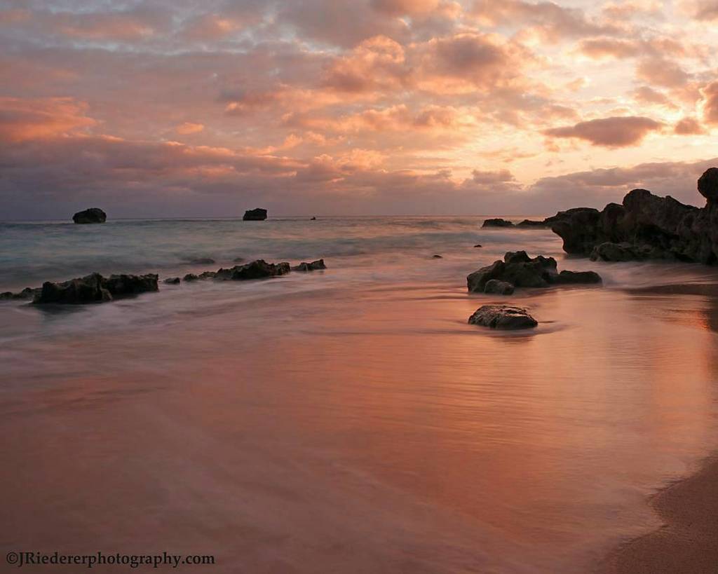 WeAreBermuda's tweet image. Ahh Bermuda! Pink nights on Church Bay, Southampton. So much to love! 📷:@jriedererphotography
#lovetheocean #bermud…