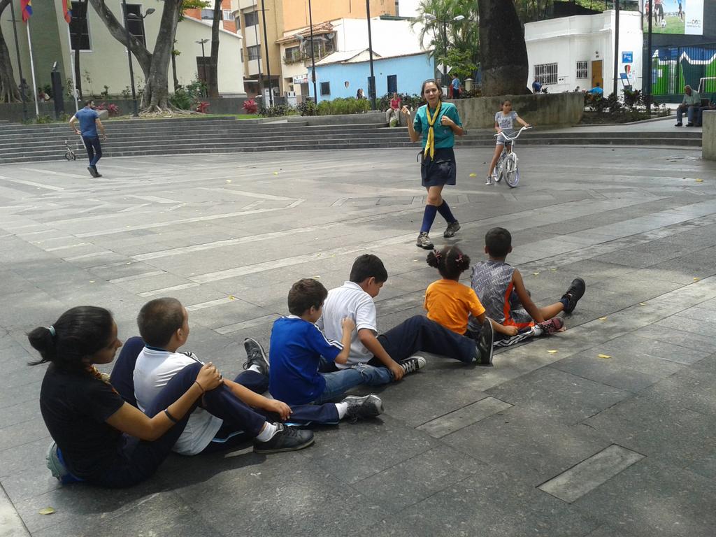 scoutsfenixch's tweet photo. .@scoutsvenezuela 
#fenix 
Sábados 
plaza Bolívar chacao
9 a 12 
y Colegio Andres Bello
#tropa #clan #manada 
#paz https://t.co/LPDeCc6Wjv
