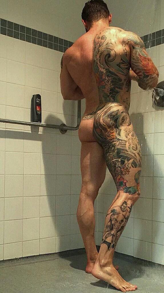 hunks_R_us's tweet photo. Bed time for us, wish this guy was waiting in our shower 😁 #buns #shower #muscleandfitness #tattoo #hunk https://t.co/9pLZNSDPUe