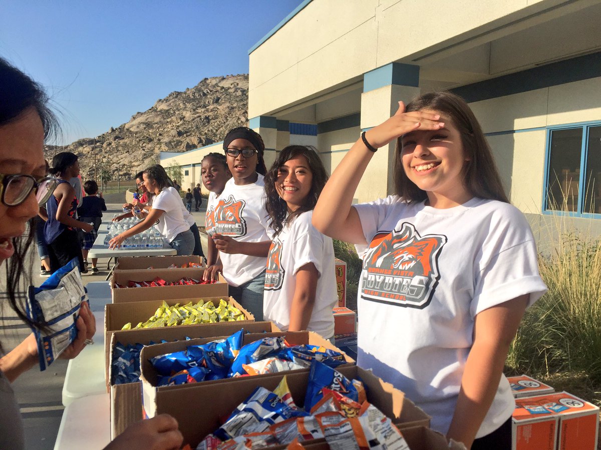 Lakesidevvusd's tweet photo. Great turnout tonight for the "Coyote Showcase" @orangevistahs @ValVerdeUSD https://t.co/Fa0wy99ATd