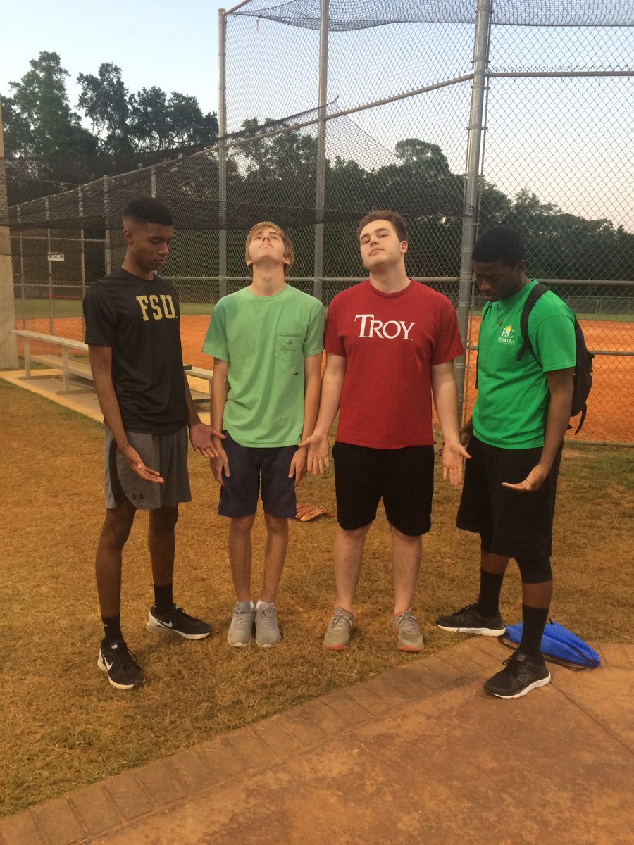 TLowebeast's tweet photo. We invented a new thing called Oreo-ing https://t.co/jdAIbZHQgr
