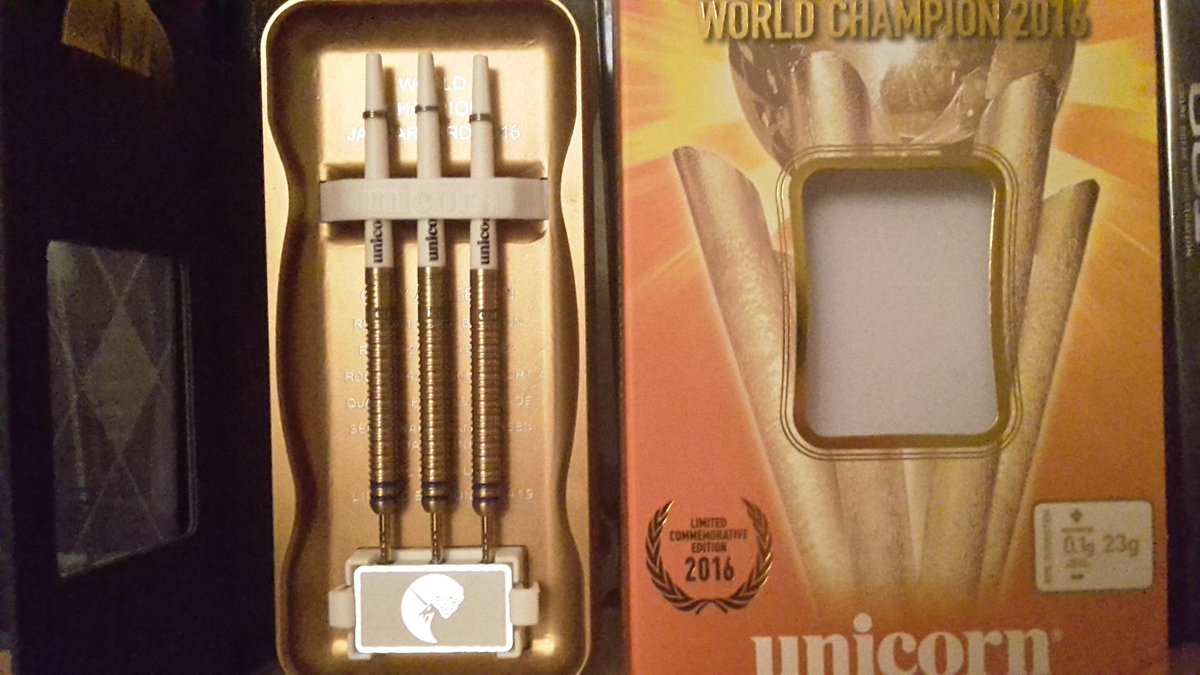 Dracu1982's tweet photo. There they are! My @UnicornDarts @GaryAnderson180 #LimitedEdition2016 nr0419 Thanks to @Dartdiscounter1 https://t.co/Ir7Nl1HOc3