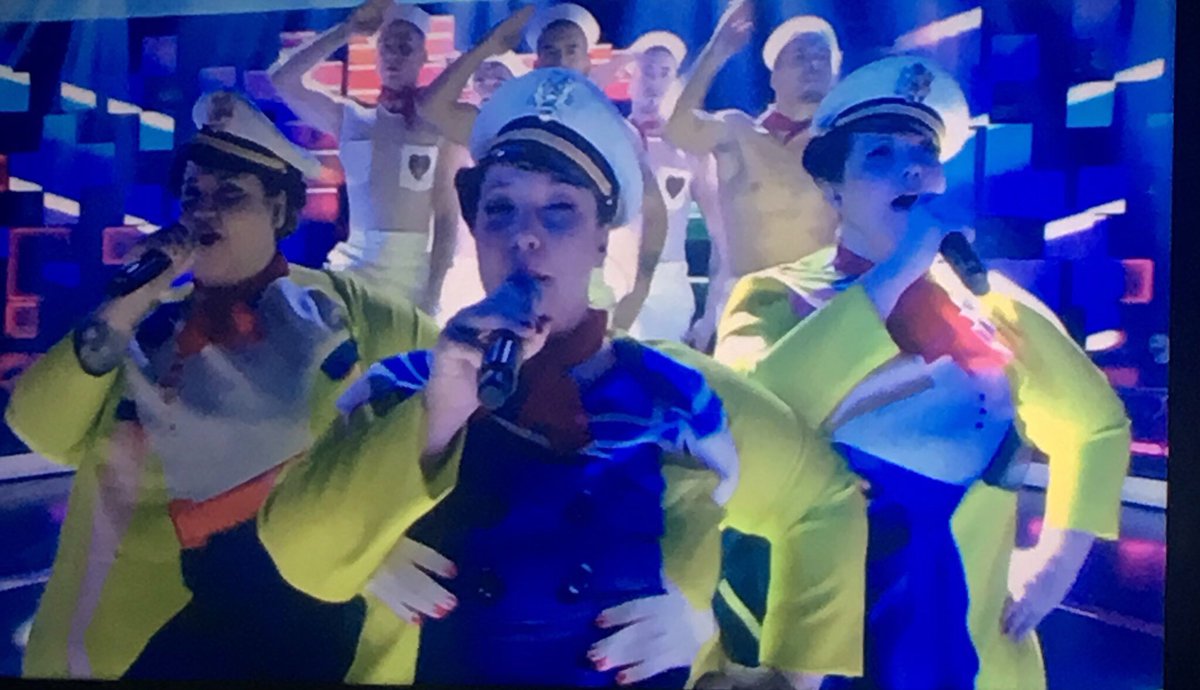 Ma siete impazziti?! Ora se magnano il pubblico! 1637296 vittime 😭 #tvoi <a href="/raffaella/">Raffaella Carrà</a> <a href="/FoxyLadiesMusic/">Sorelle Baccaglini</a> <a href="/THEVOICE_ITALY/">The Voice Of Italy</a>