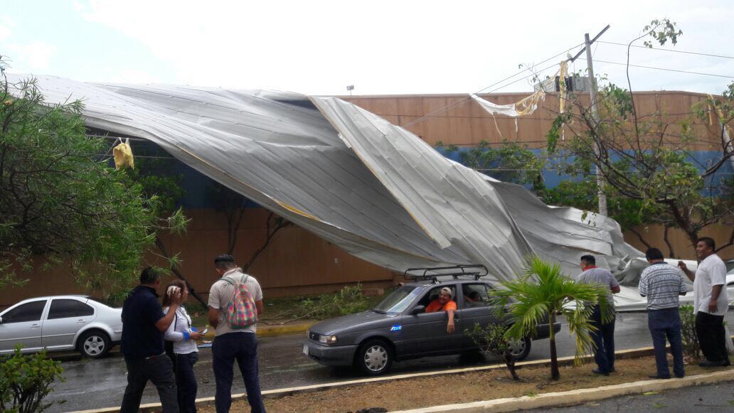 DAVIDROMEROVARA's tweet photo. Ventarrón y lluvia sorprenden a Cancún y dejan grandes daños  https://t.co/dTDaw6DDFA https://t.co/p2Yp98KN32
