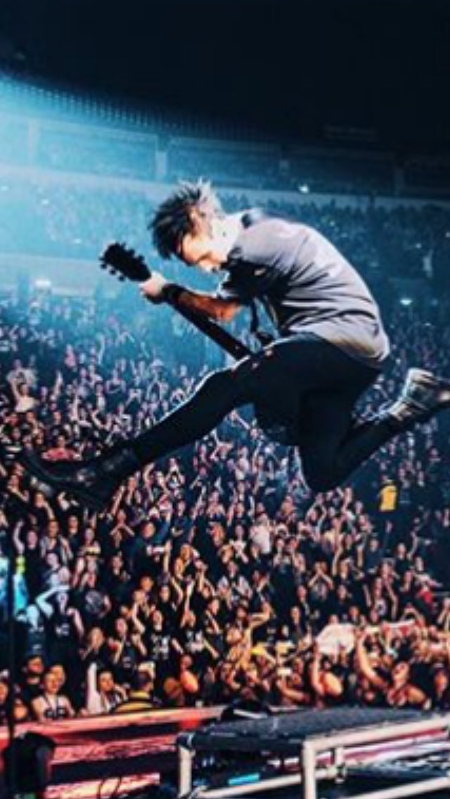 FiveSOSsupport's tweet photo. Michaels jump 😍 https://t.co/EcxtZbLxPL