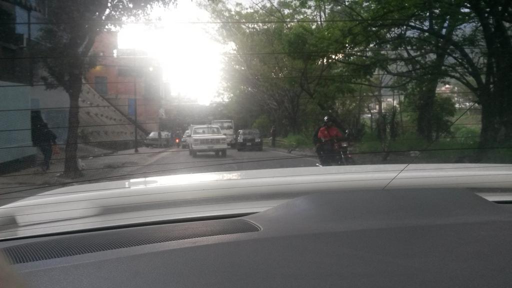 WendyLarez's tweet photo. Retrado para subir a USM por choque entre dos vehiculos frente a la bomba @FMCENTER @EUtrafico  @trafficMIRANDA https://t.co/cOMLGuzpnI