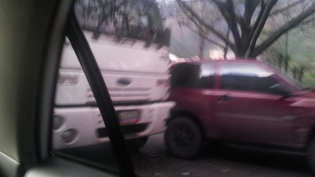 WendyLarez's tweet photo. Retrado para subir a USM por choque entre dos vehiculos frente a la bomba @FMCENTER @EUtrafico  @trafficMIRANDA https://t.co/cOMLGuzpnI