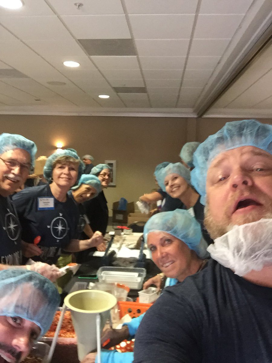 Chillbillyvacay's tweet photo. Love it when a partner shares your values loading food boxes at #avoyaconf2016 @avoyatravel @gadventures #community https://t.co/CWSuAn94AE