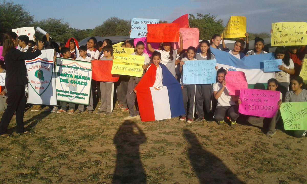 RocioCasco2's tweet photo. Estudiantes de varios Colegios de Mcal. Estigarribia exigen la renuncia de la Ministra #FueraMartaLafuente https://t.co/bmwdeM0mB3