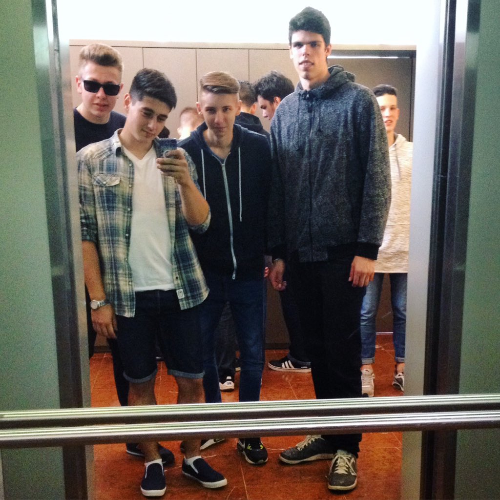 vidajoci's tweet photo. #elevator #selfie https://t.co/Vwo8FTjUiN