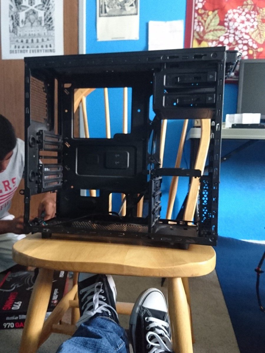 NerdyTwerp's tweet photo. Love the satisfaction of putting PC'S together and having them boot first time. #PCMasterRace #techdude https://t.co/3KlqgijIE9