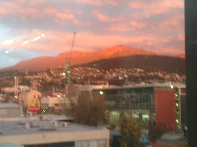 noons1073's tweet photo. #Kunanyi trying to be Uluru this morning. #thisistassie #hobart https://t.co/TXZS9kWXsP