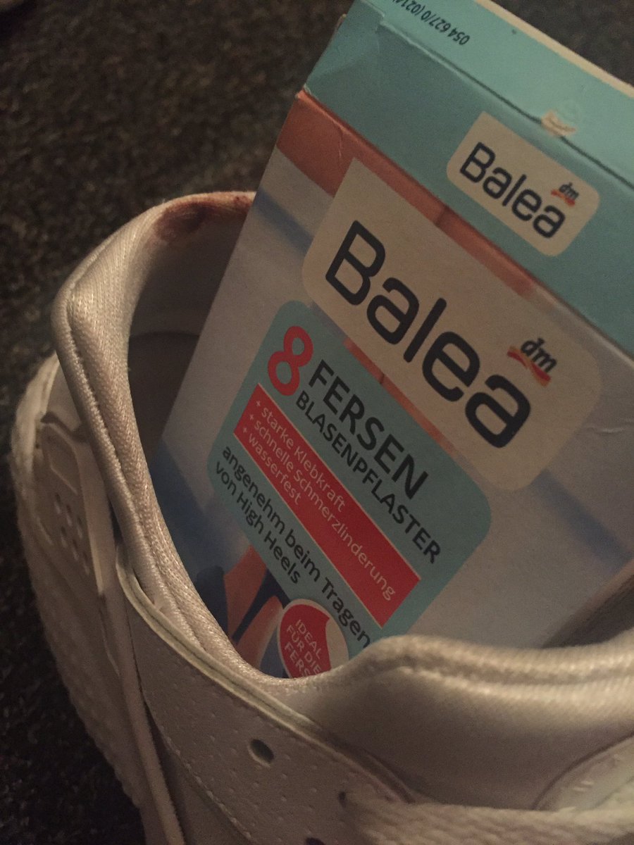 AngelinaLito's tweet photo. @dm_drogerie herzlichen Dank Balea 🙄 jetzt sind die weißen Schuhe hinüber, trotz Vorsorge 😢 https://t.co/kqU0MBYkQd