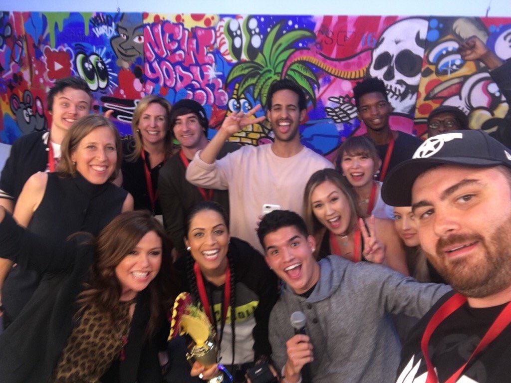 Lilly's tweet photo. So @rachaelray and @SusanWojcicki just gave us a trophy for best tacos! No big deal or anything ❤️🌮 #Queen 🙌🏽 https://t.co/02NF6WenP0