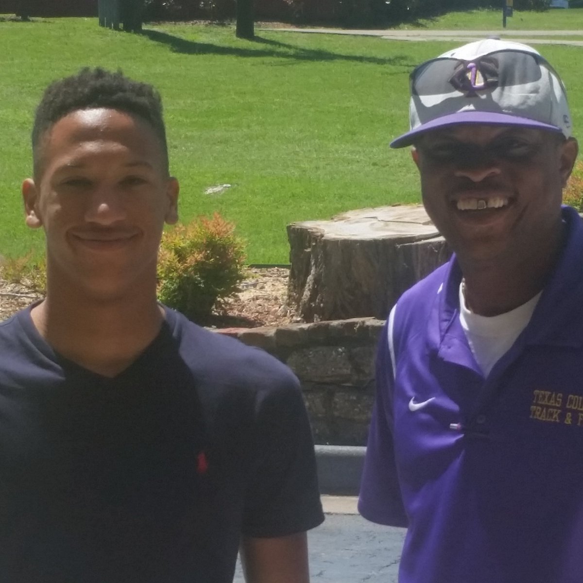jwds783's tweet photo. @FridayFanstand @laneyyann @Corndog__ another #SmithMob Signed great job EHS Staff @_itseasyyy @KingJxJo @ETXHSATH https://t.co/OI23OiRBEp