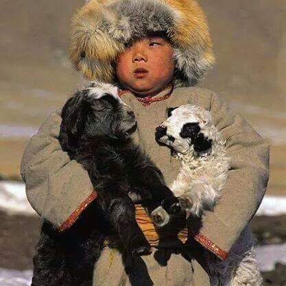 Энгэрийн яргуй цасан дор зүүдлэхэд
Эхний төл наранд наашлан цангинана
Эзэн малчны магнай тэнийн баярлана
Хавар ирлээ