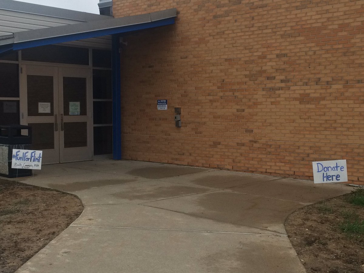 bhsfuel4flint's tweet photo. Check out those #FuelForFlint signs at the Bath Elementary! #ThankMooVeryMuch ๐๐ https://t.co/DnTavo8IiZ
