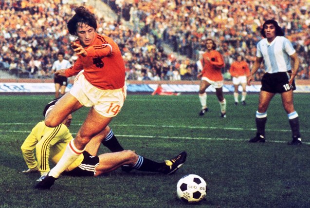 Deportivamente's tweet photo. Final del Juego

Johan #Cruyff fue pionero del buen juego y cerebro del fútbol total: https://t.co/Il4EQtyF1b https://t.co/3Kr3ChZkmq