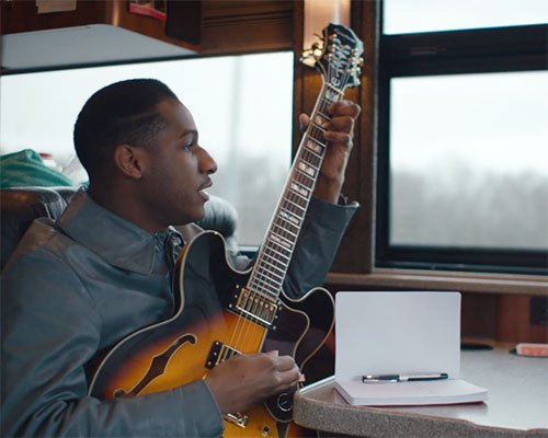 2DopeBoyz's tweet photo. It's been a helluva year for @LeonBridges. 

Watch his #ThisIsHome documentary: https://t.co/CavBbP5OYV https://t.co/400FwhCNxv