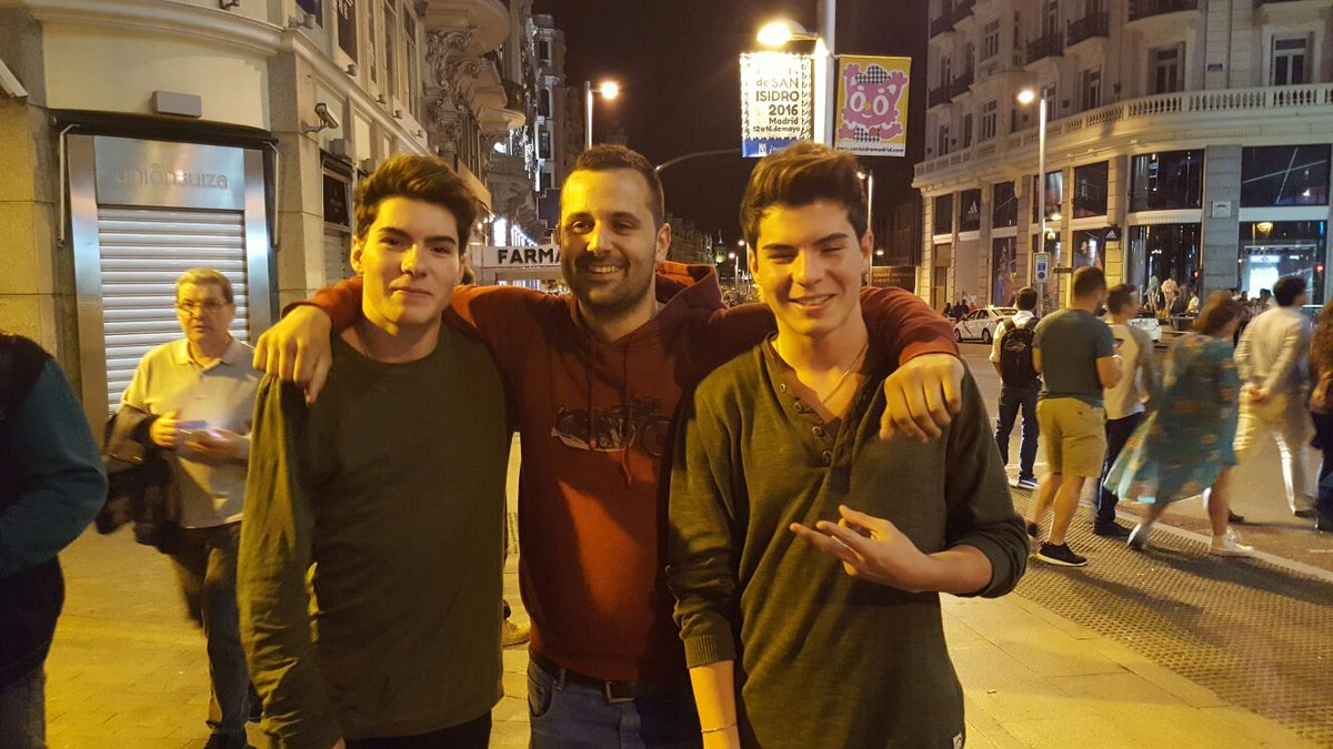 diegovizoso's tweet photo. Encontrarse com estes dous de festa por madrid. @landrobervilar  #motohormigonera #gemeliers #vivalandrober #lemans https://t.co/9CkDBspy5s