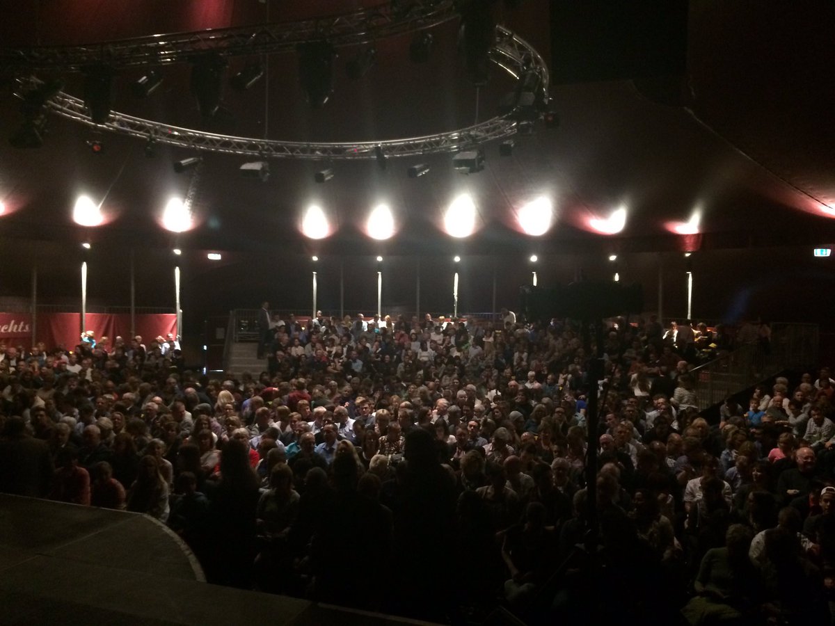EdgarLehmann's tweet photo. AUSVERKAUFT! Starbugs Comedy in Das Zelt in Biel.  1000 Zuschauer warten auf den Start der Show. #starbugscomedy https://t.co/EGPgsQ3uPt