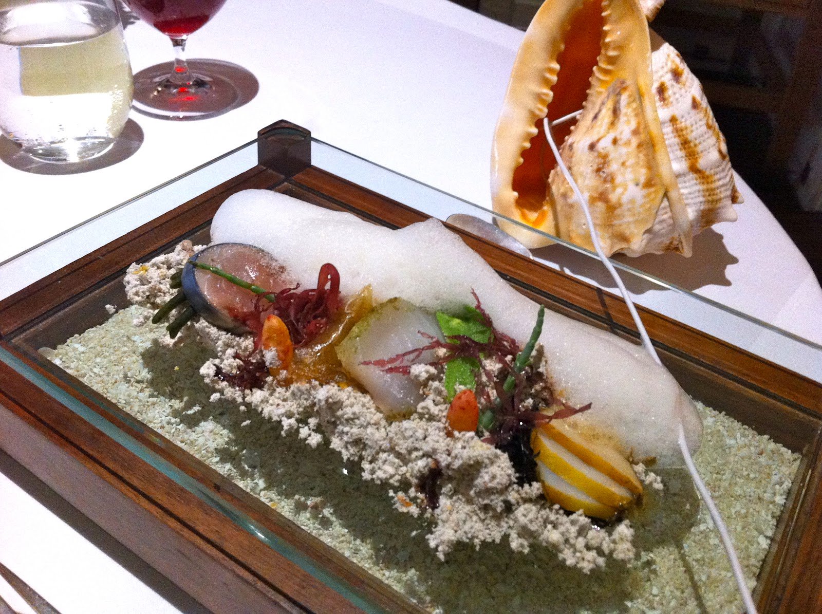 ゆきまさかずよし 分子ガストロノミーのヘストン ブルメンタール がやって話題になった 刺し身食わせるのにipodで波の音を聴かせる コンブ粉末混ぜたエスプーマの泡と一緒に食べて海を五感で味わうを みたいな手法が間違って伝え ゆきまさかずよし 分子ガストロノミーのヘストン ブルメンタール がやって話題になった 刺し身食わせるのにipodで波の音を聴かせる コンブ粉末混ぜたエスプーマの泡と一緒に食べて海を五感で味わうを みたいな手法が間違って伝え