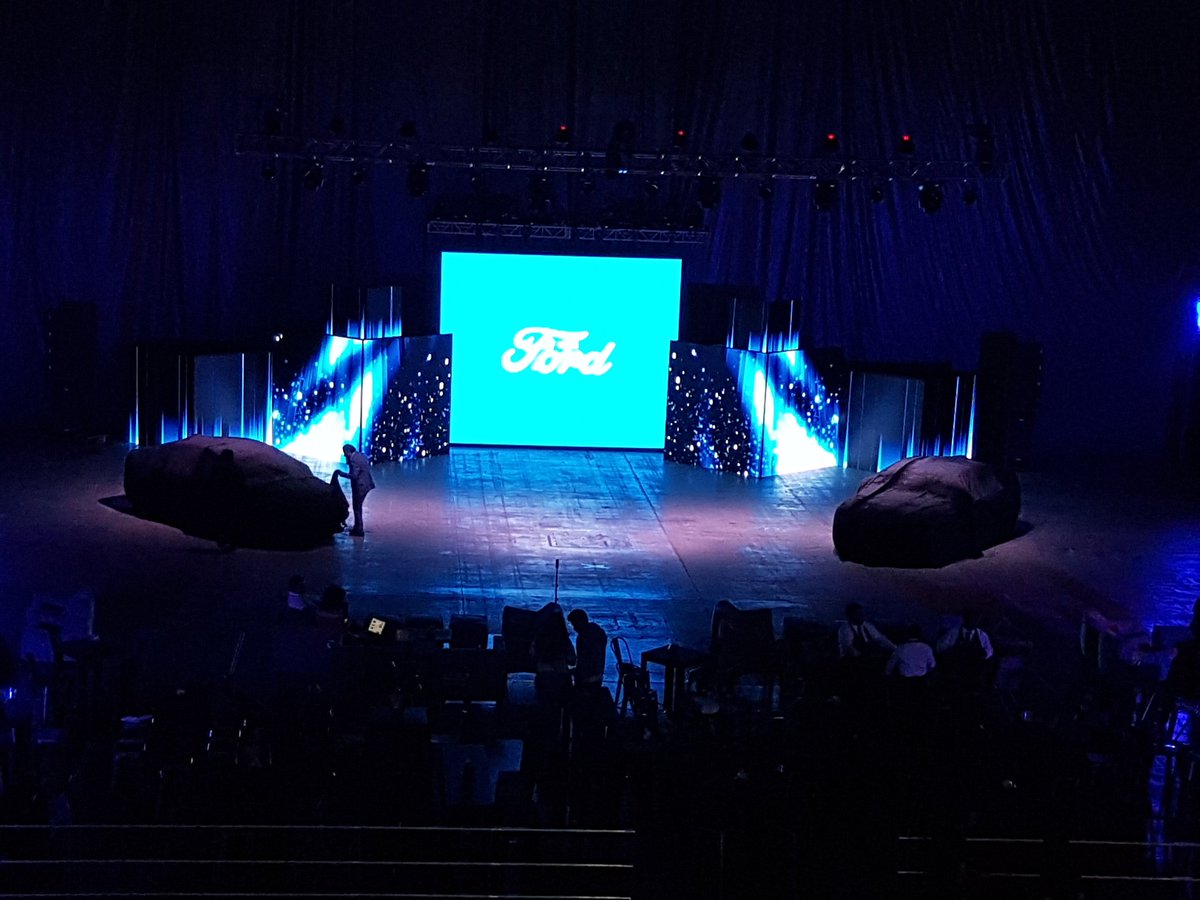 SpeedWorksMx's tweet photo. Ya estamos listos en la presentacion del nuevo @FordMX #FordFusion con la guapa #KarlaAlvarez https://t.co/zQOrn2VOhh